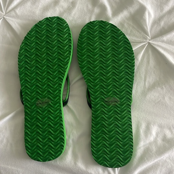 Vera Bradley Flip Flops 3 pair - Picture 5 of 8
